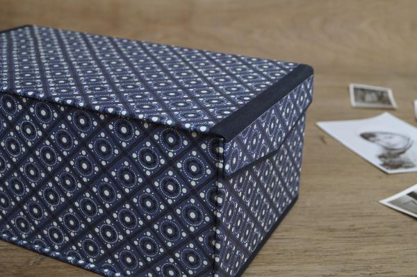 Box für Fotosdunkelblau, geometrisches Muster mit altweißen Punkten,Verschlußlasche überstehend, Magnetverschluß